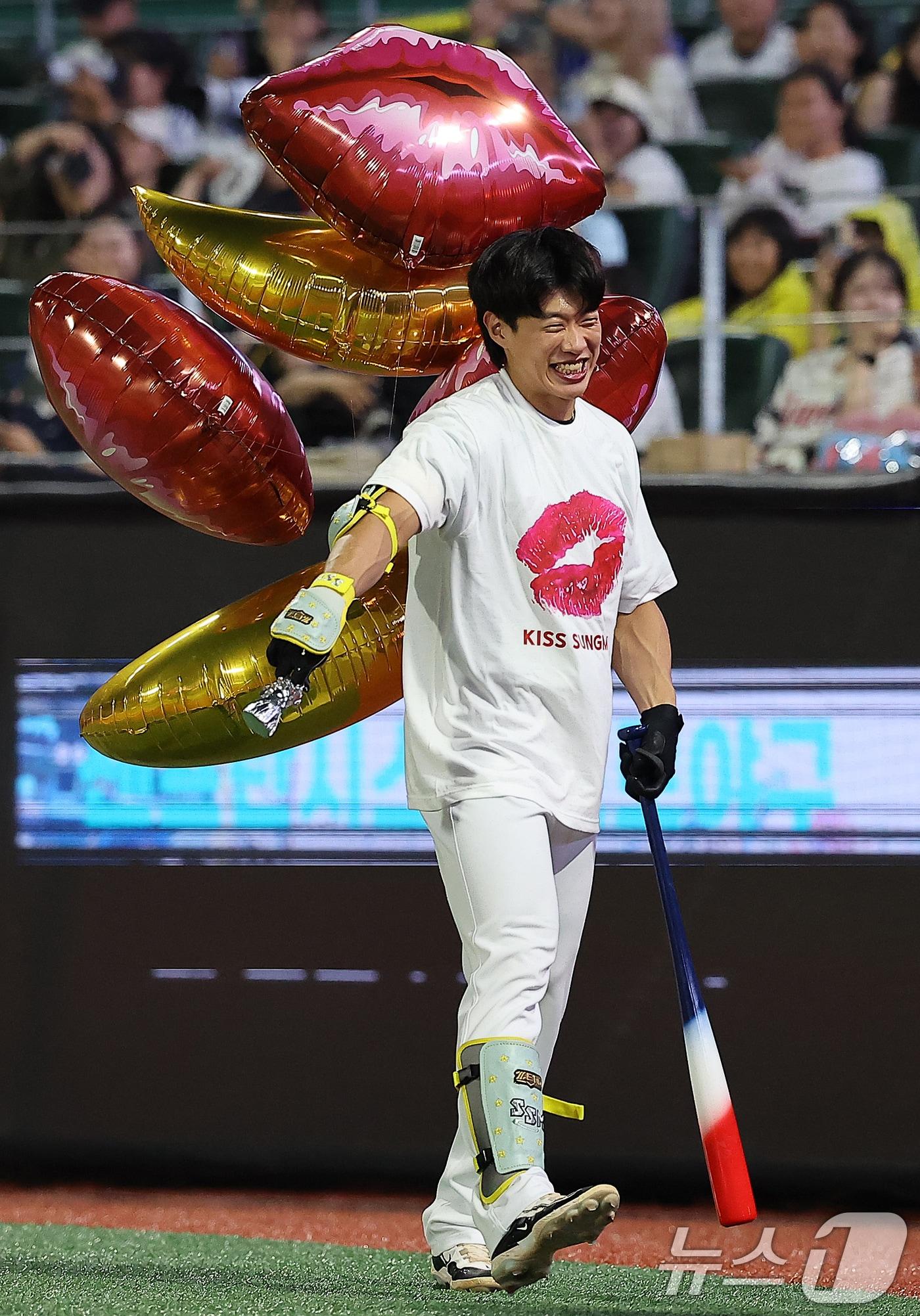 본문 이미지 - 6일  인천 SSG랜더스필드에서 열린 '2024 신한 SOL뱅크 KBO 올스타전’ 나눔 올스타와 드림 올스타의 경기, 나눔팀 키움 송성문이 7회초 타석에 들어서고 있다. 2024.7.6/뉴스1 ⓒ News1 김진환 기자