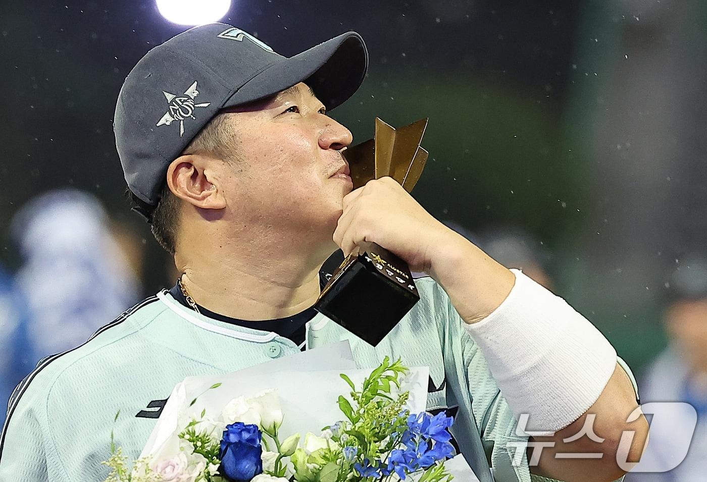 6일 오후 인천시 미추홀구 문학동 SSG랜더스필드에서 열린 '2024 신한 SOL Bank KBO 올스타전’ 나눔 올스타와 드림 올스타의 경기, 4대2로 승리한 나눔 올스타 KIA 최형우가 역대 최고령 올스타전 MVP에 선정된 뒤 트로피에 입을 맞추고 있다. 2024.7.6/뉴스1 ⓒ News1 김진환 기자