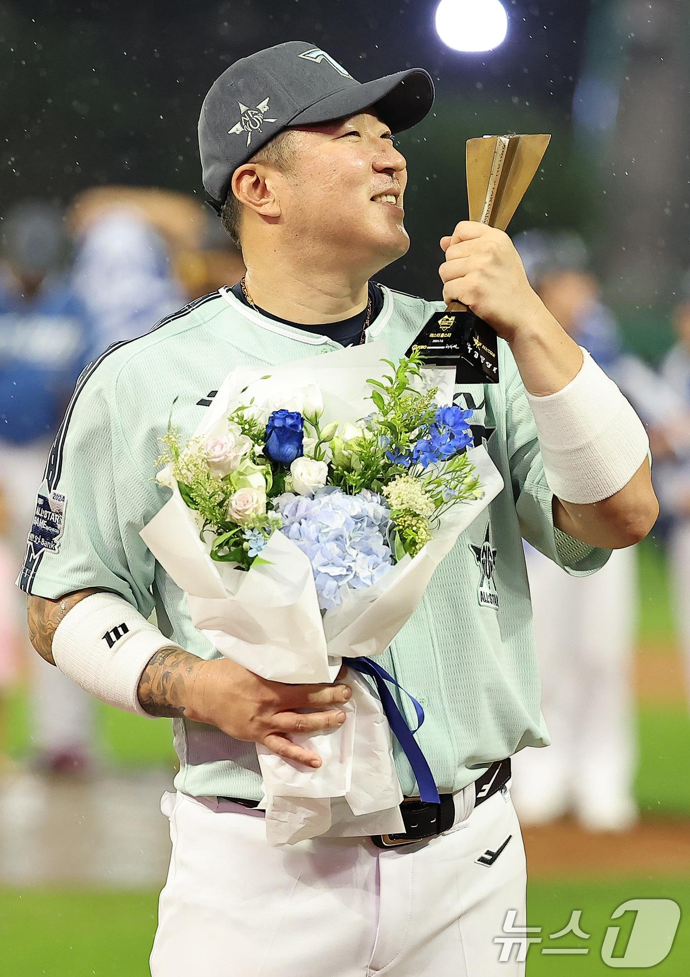 본문 이미지 - 6일 오후 인천시 미추홀구 문학동 SSG랜더스필드에서 열린 '2024 신한 SOL Bank KBO 올스타전’ 나눔 올스타와 드림 올스타의 경기, 4대2로 승리한 나눔 올스타 KIA 최형우가 역대 최고령 올스타전 MVP에 선정된 뒤 트로피에 입을 맞추고 있다. 2024.7.6/뉴스1 ⓒ News1 김진환 기자