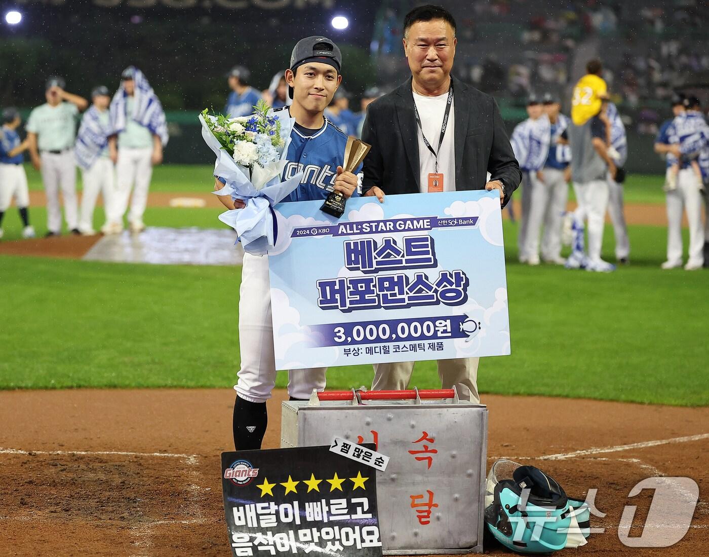 본문 이미지 - 드림 올스타 롯데 황성빈이 6일 오후 인천시 미추홀구 문학동 SSG랜더스필드에서 열린 '2024 신한 SOL Bank KBO 올스타전’ 나눔 올스타와 드림 올스타의 경기 후 열린 시상식에서 퍼포먼스상에 선정된 뒤 장종훈 코치와 기념 촬영을 하고 있다. 2024.7.6/뉴스1 ⓒ News1 김진환 기자