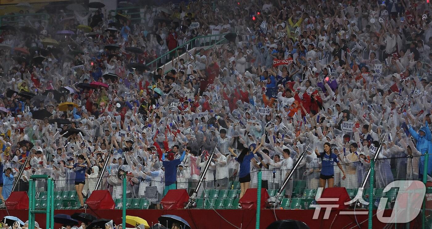 지난 6일 인천 SSG 랜더스필드에서 열린 '2024 신한 SOL Bank KBO 올스타전’ 나눔 올스타와 드림 올스타의 경기에서 야구팬들이 열띤 응원을 펼치고 있다. /뉴스1 DBⓒ News1 김진환 기자