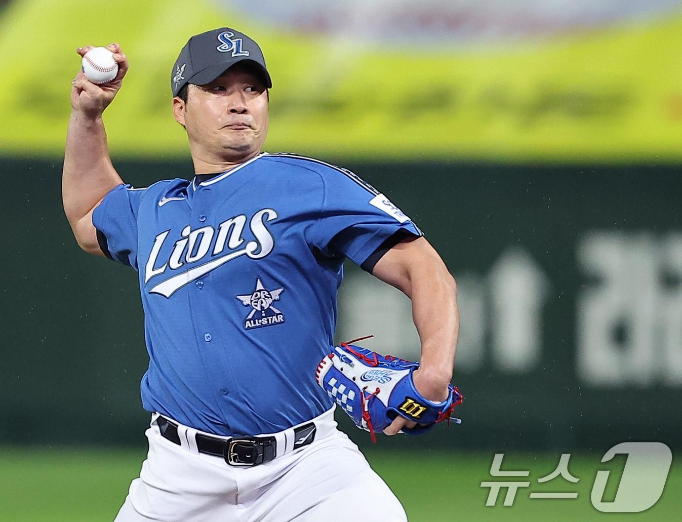 본문 이미지 - 6일 오후 인천시 미추홀구 문학동 SSG랜더스필드에서 열린 '2024 신한 SOL Bank KBO 올스타전’ 나눔 올스타와 드림 올스타의 경기, 9회초 드림 올스타 삼성 오승환이 역투를 펼치고 있다. 2024.7.6/뉴스1 ⓒ News1 김진환 기자