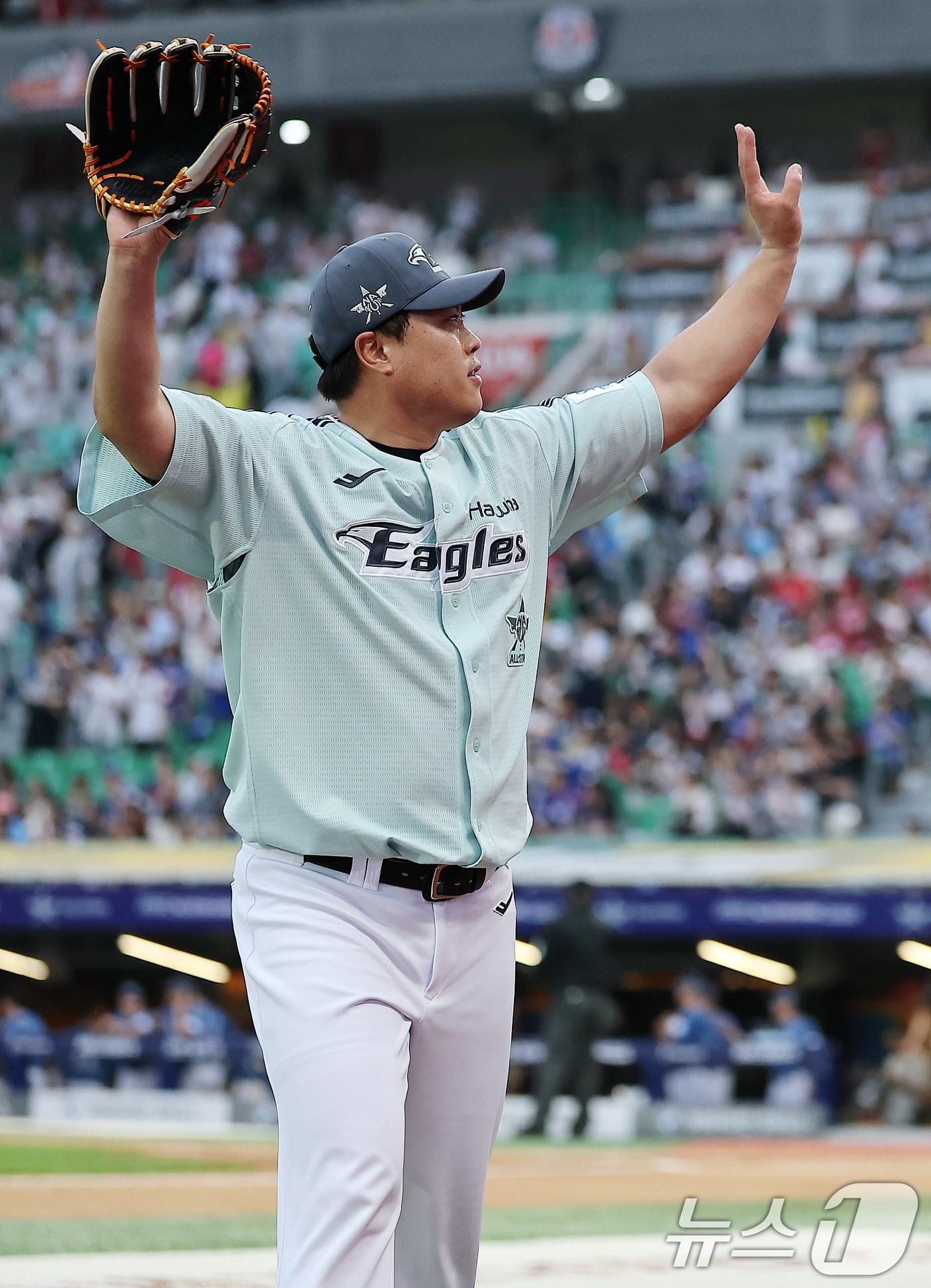 본문 이미지 - 6일 오후 인천시 미추홀구 문학동 SSG랜더스필드에서 열린 '2024 신한 SOL Bank KBO 올스타전’ 나눔 올스타와 드림 올스타의 경기, 나눔 올스타 한화 류현진이 1회말 이닝을 실점 없이 마친 뒤 팬들에게 인사하고 있다. 2024.7.6 ⓒ 뉴스1 김진환 기자