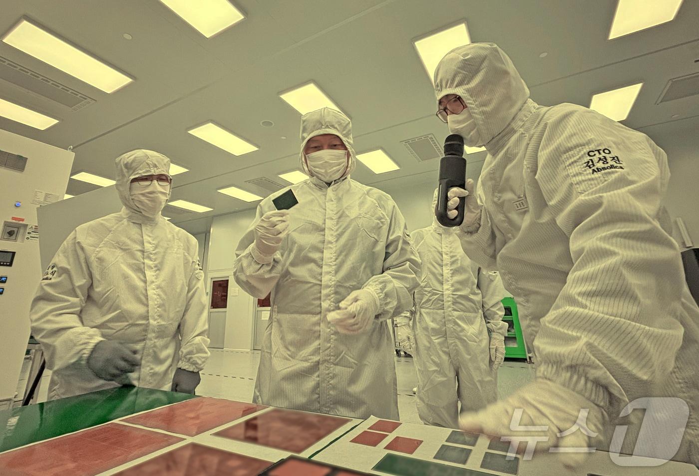 최태원 SK그룹 회장(가운데)이 미국 조지아주 커빙턴시에 위치한 앱솔릭스를 찾아 세계 최초 글라스 기판 양산 공장을 둘러보며 사업 현황을 점검하는 모습(SK 제공)