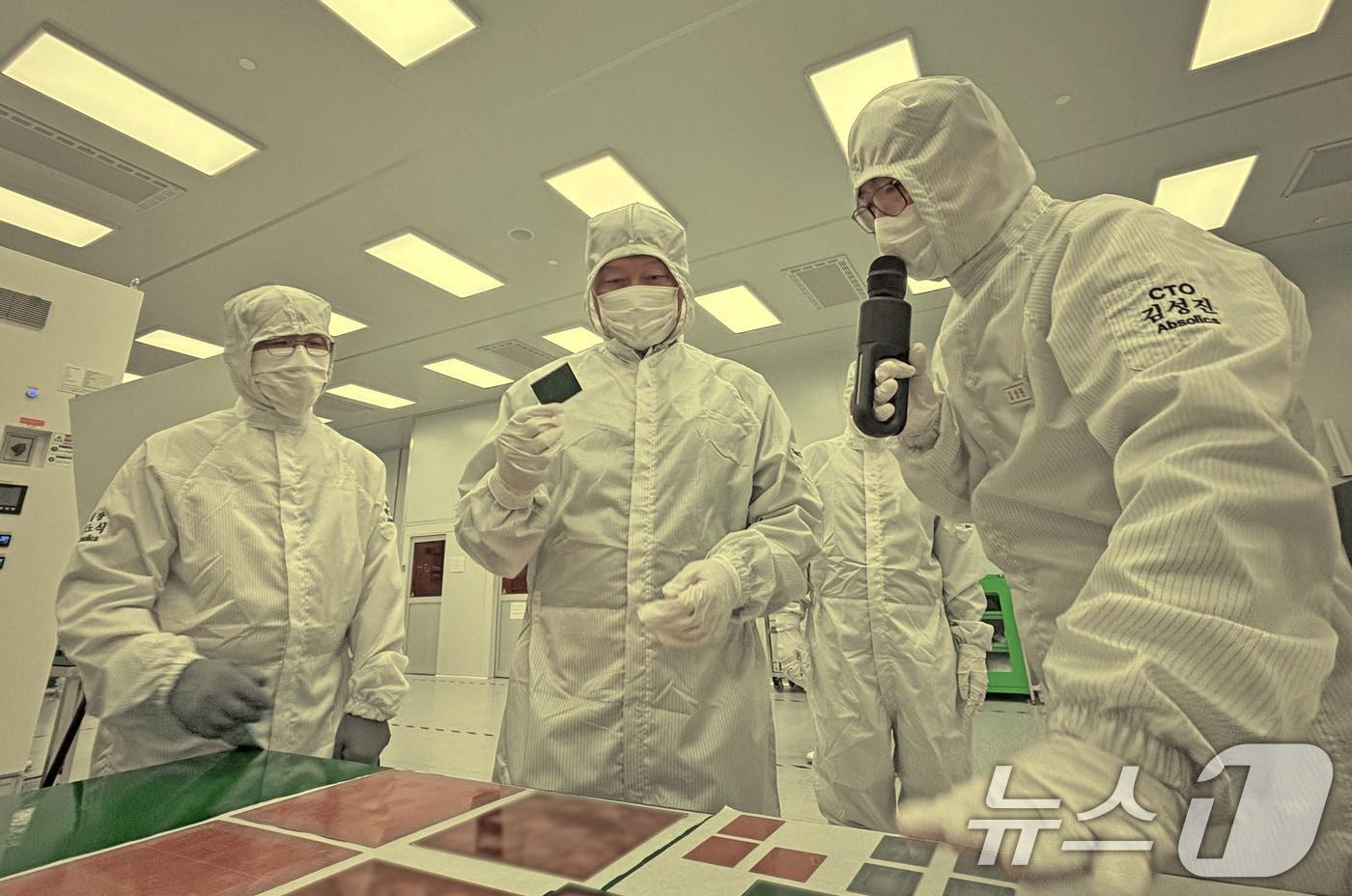 최태원 회장이 지난 2일&#40;현지시간&#41; 미국 뉴저지에 위치한 SK바이오팜의 미국 법인 SK라이프사이언스 본사를 찾아 바이오 사업 현황을 점검하고 있다. &#40;SK 제공/자료사진&#41; 2024.7.7/뉴스1 ⓒ News1 박지혜 기자