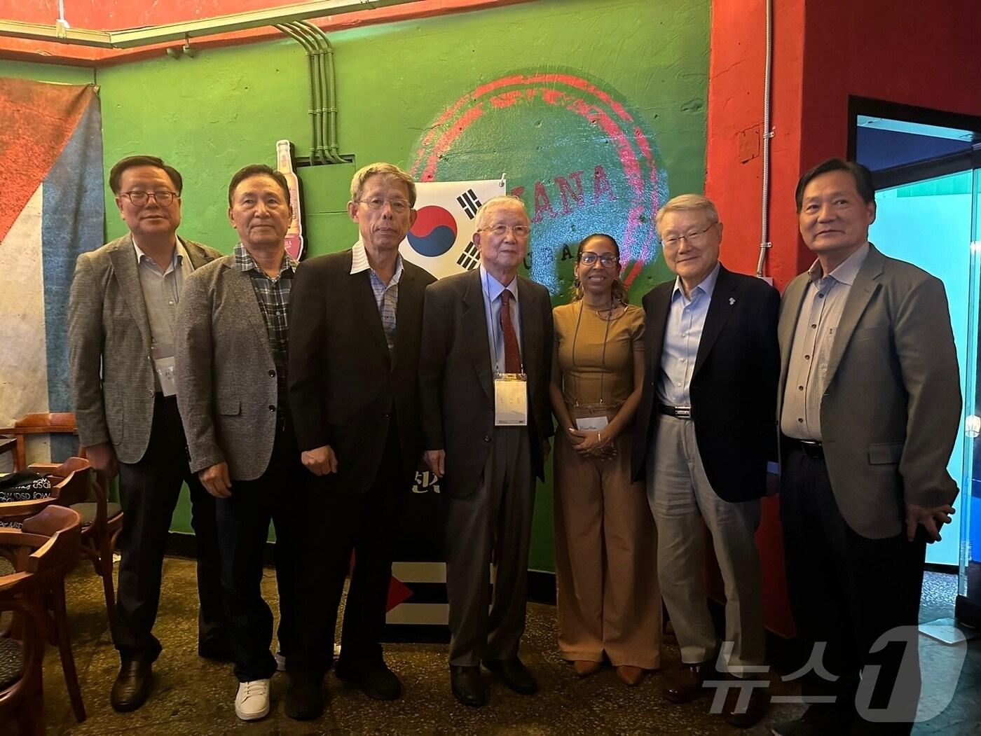 본문 이미지 - 한병길(왼쪽에서 세 번째) 한·중남미협회 회장(한중남미협회 제공)