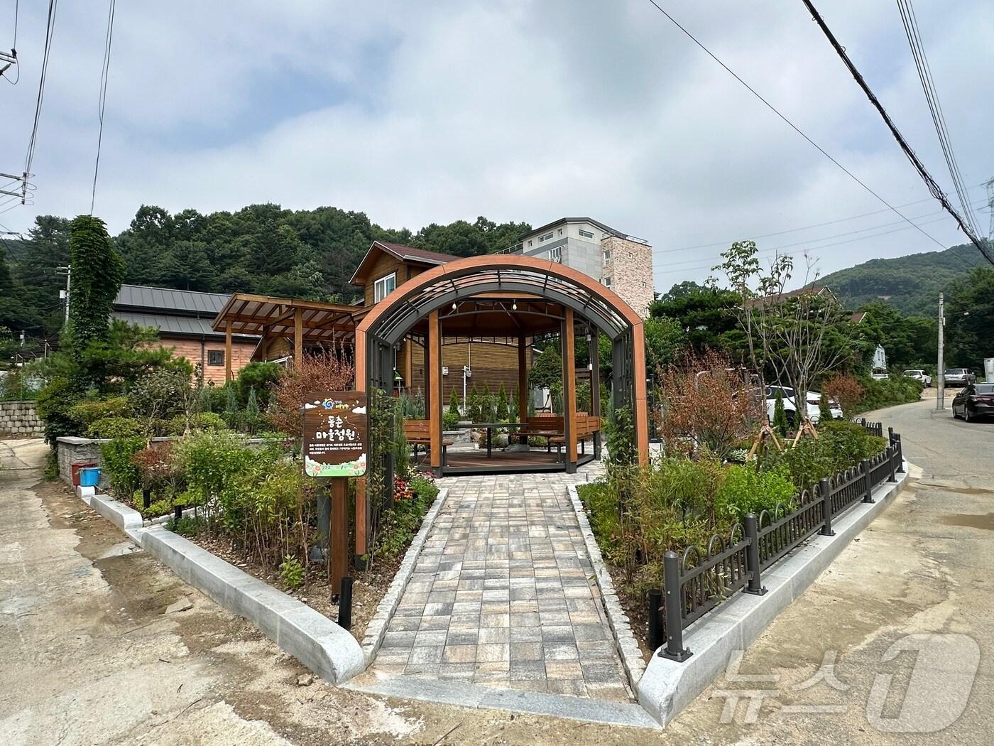 본문 이미지 - 용인시 양지면 등촌마을에 조성된 마을정원 모습.(용인시 제공)