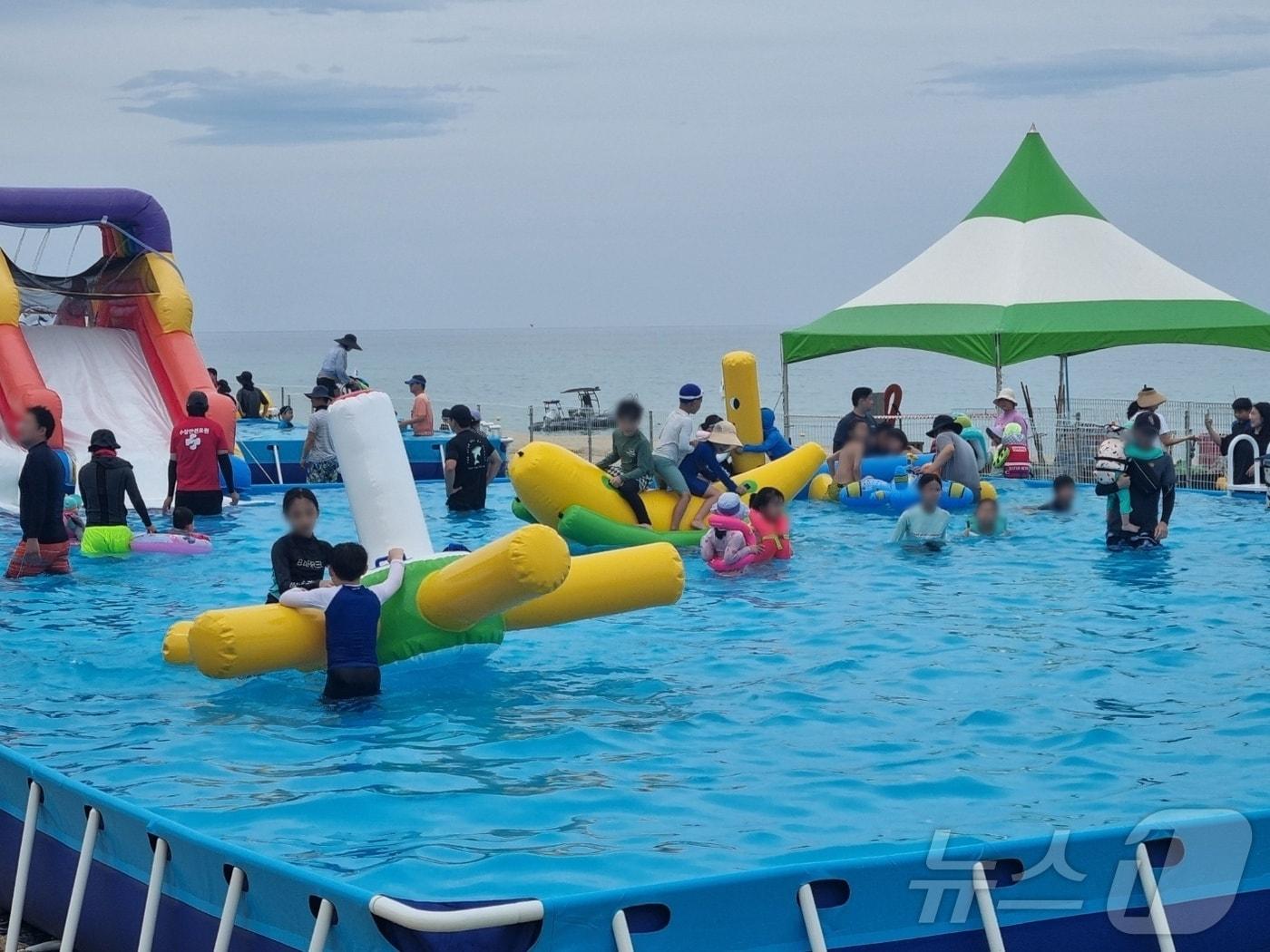 본문 이미지 - 7일 강원 강릉 경포해수욕장에 설치된 풀장서 물놀이 즐기는 아이들.2024.7.7/뉴스1 윤왕근 기자