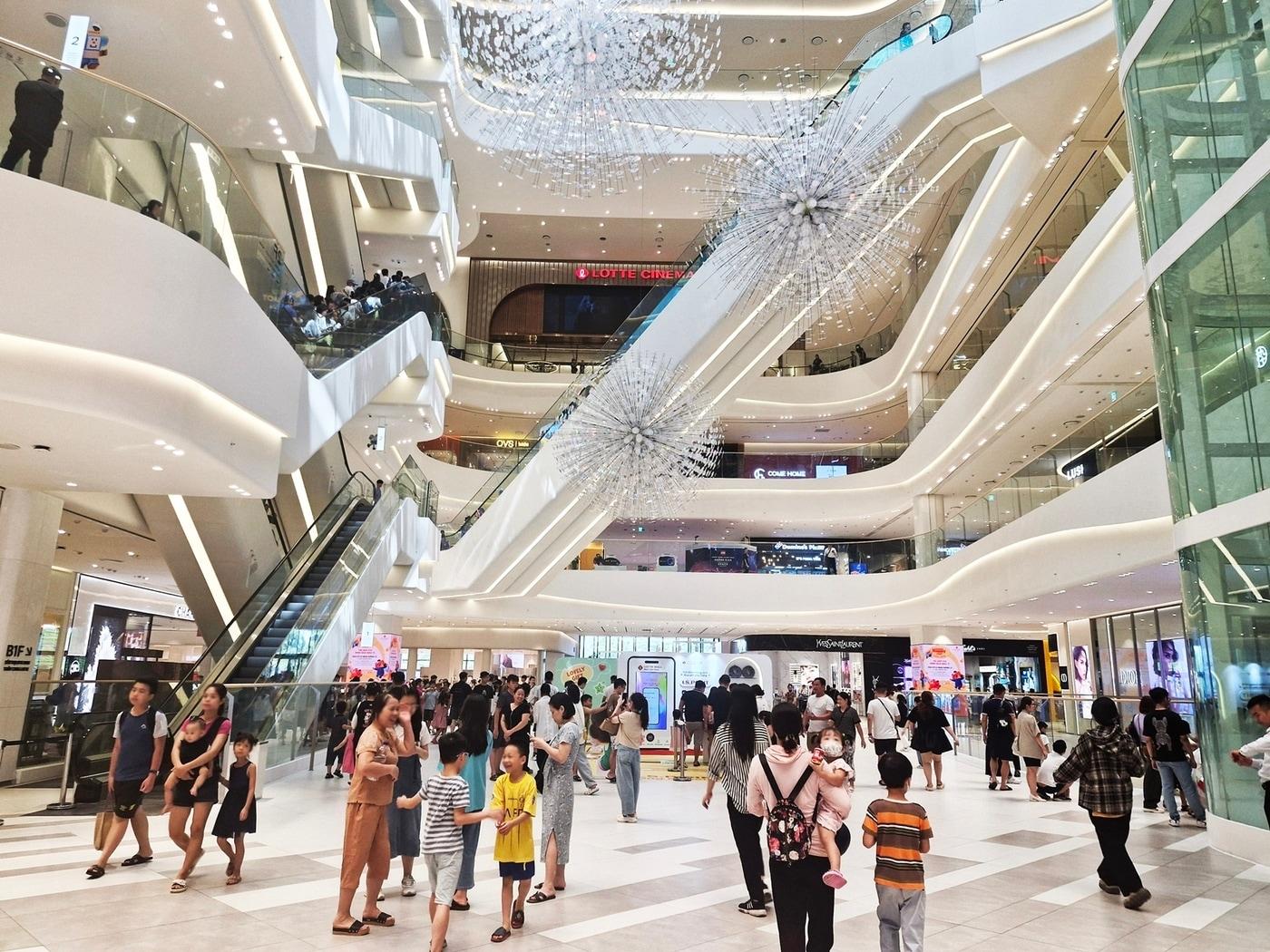 본문 이미지 - 북적이는 롯데몰 웨스트레이크 하노이(롯데쇼핑 제공)