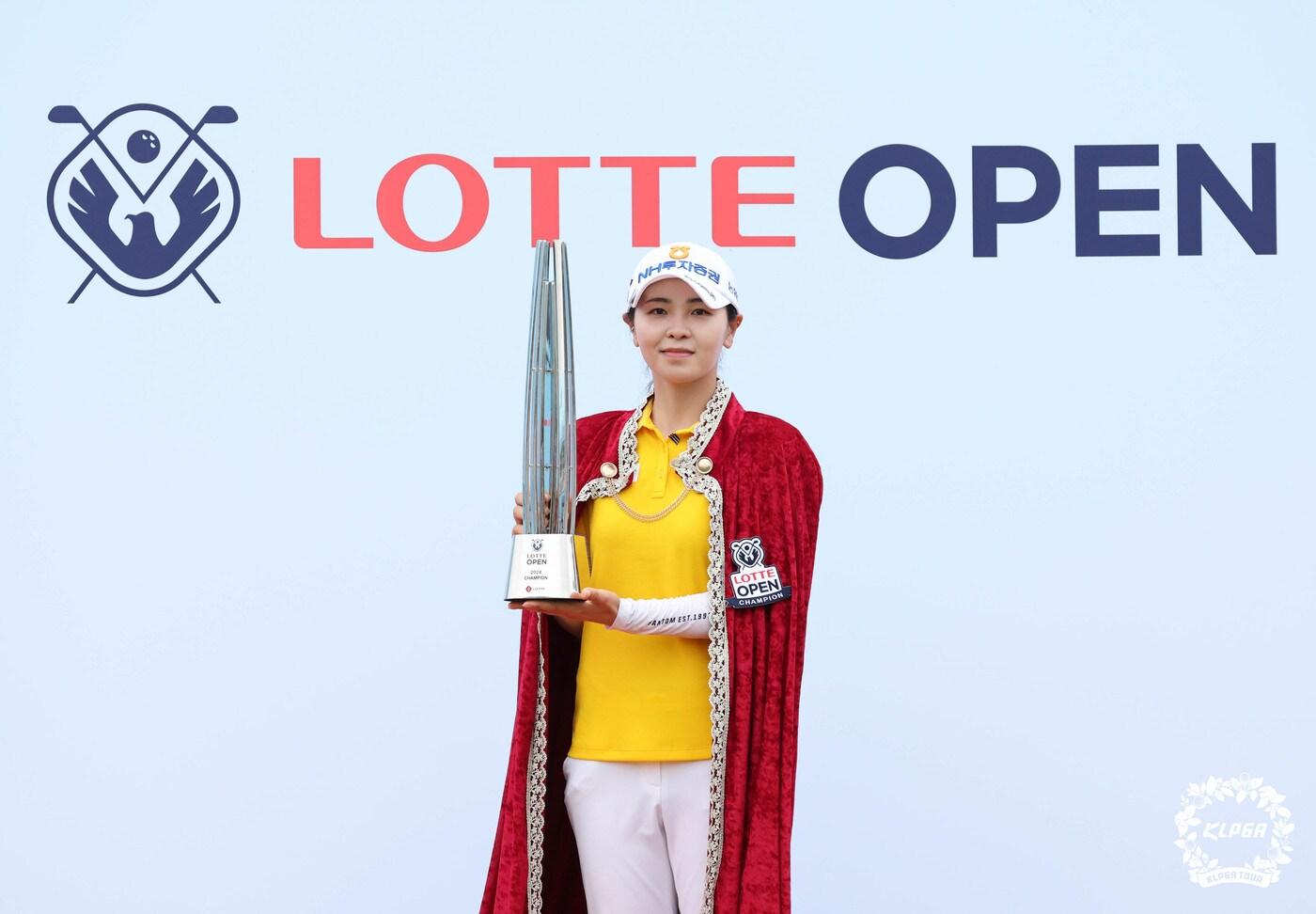 본문 이미지 - 이가영이 7일 열린 KLPGA투어 롯데 오픈에서 우승한 뒤 트로피를 들어 보이고 있다. (KLPGA 제공)