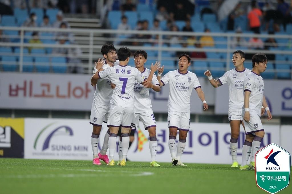 본문 이미지 - 전남 드래곤즈가 7일 열린 하나은행 K리그2 2024 21라운드에서 안산 그리너스를 2-1로 꺾고 10경기 연속 무패 행진을 질주했다. (한국프로축구연맹 제공)