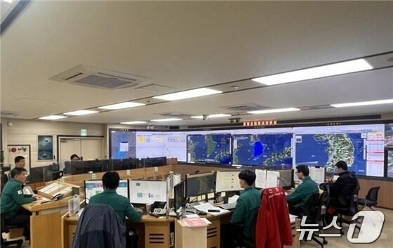 본문 이미지 - 7일 산림청 관계자들이 산림재난통제실에서 호우 상황을 주시하고 있다.(산림청 제공) /뉴스1