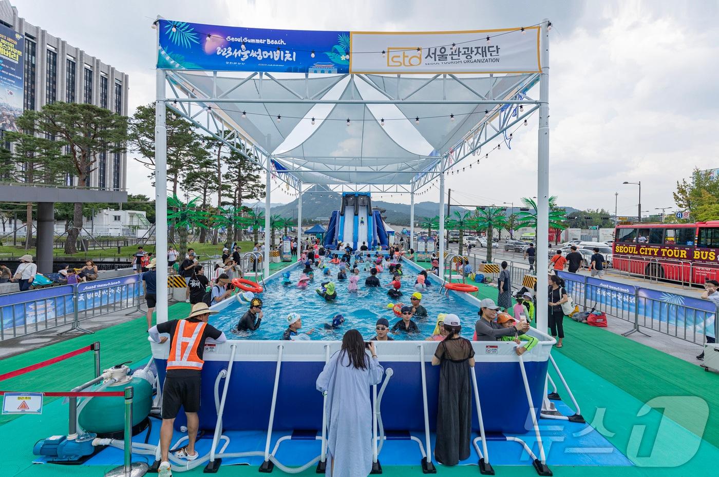 슬라이드와 수영장으로 조성됐던 ‘2023 서울썸머비치’ 전경(서울관광재단 제공)