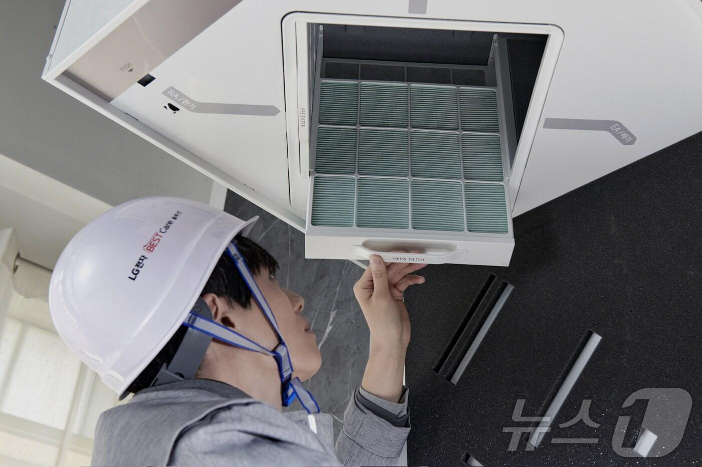 LG전자는 가정용 프리미엄 환기 시스템을 구독 상품으로 출시한다고 8일 밝혔다. 사진은 전문가가 프리미엄 환기 토털 케어서비스를 하는 모습.(LG전자 제공)