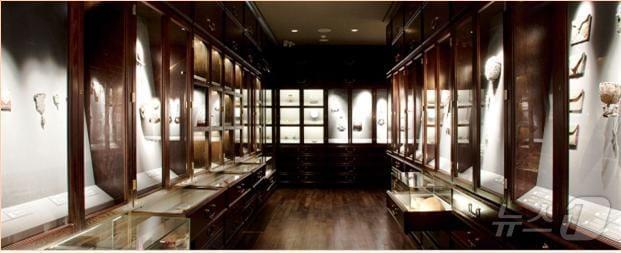 본문 이미지 - (주)시몬느 핸드백 전시실.(인천시 제공)