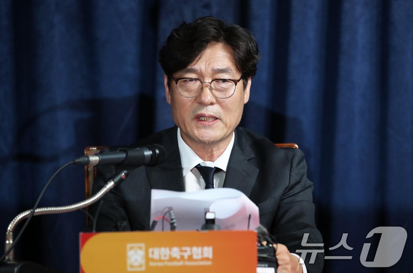 본문 이미지 - 이임생 대한축구협회(KFA) 기술본부 총괄이사가 8일 오전 서울 종로구 신문로 축구회관에서 축구 국가대표팀 감독 선임과 관련한 브리핑을 하고 있다. 대한축구협회는 지난 7일 “축구대표팀 차기 사령탑에 홍명보 울산 HD 감독을 내정했다”고 발표했다. 2024.7.8 ⓒ 뉴스1 오대일 기자