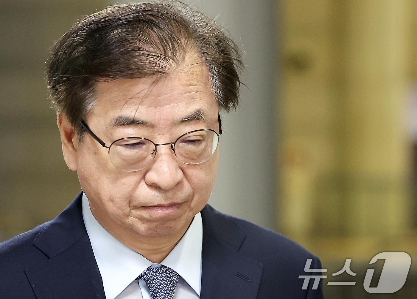 본문 이미지 - 서훈 전 국정원장이 8일 오전 서울 서초구 서울중앙지방법원에서 열린 '탈북어민 북송 사건' 공판에 출석하고 있다. 2024.7.8/뉴스1 ⓒ News1 김진환 기자