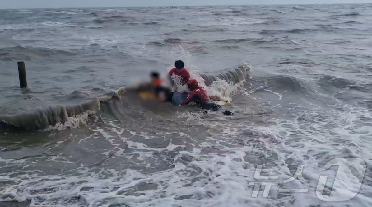 본문 이미지 - A 씨 구조 현장 (인천해양경찰서 제공)/뉴스1