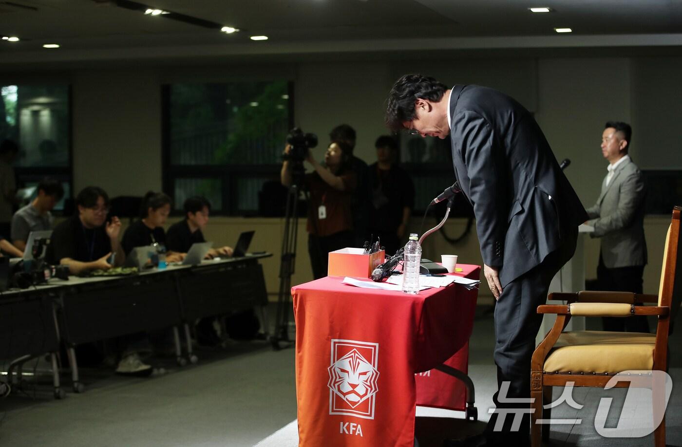 이임생 대한축구협회(KFA) 기술본부 총괄이사가 8일 오전 서울 종로구 신문로 축구회관에서 축구 국가대표팀 감독 선임과 관련한 브리핑을 마친 후 고개 숙여 인사하고 있다.2024.7.8/뉴스1 ⓒ News1 오대일 기자