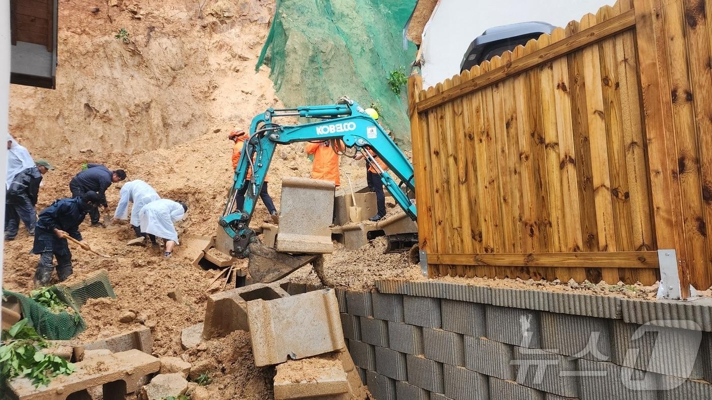 충북 옥천군 옥천읍에서 강한 비로 옹벽이 무너졌다.(옥천소방서 제공).2024.7.8/뉴스1 ⓒ News1 박건영 기자