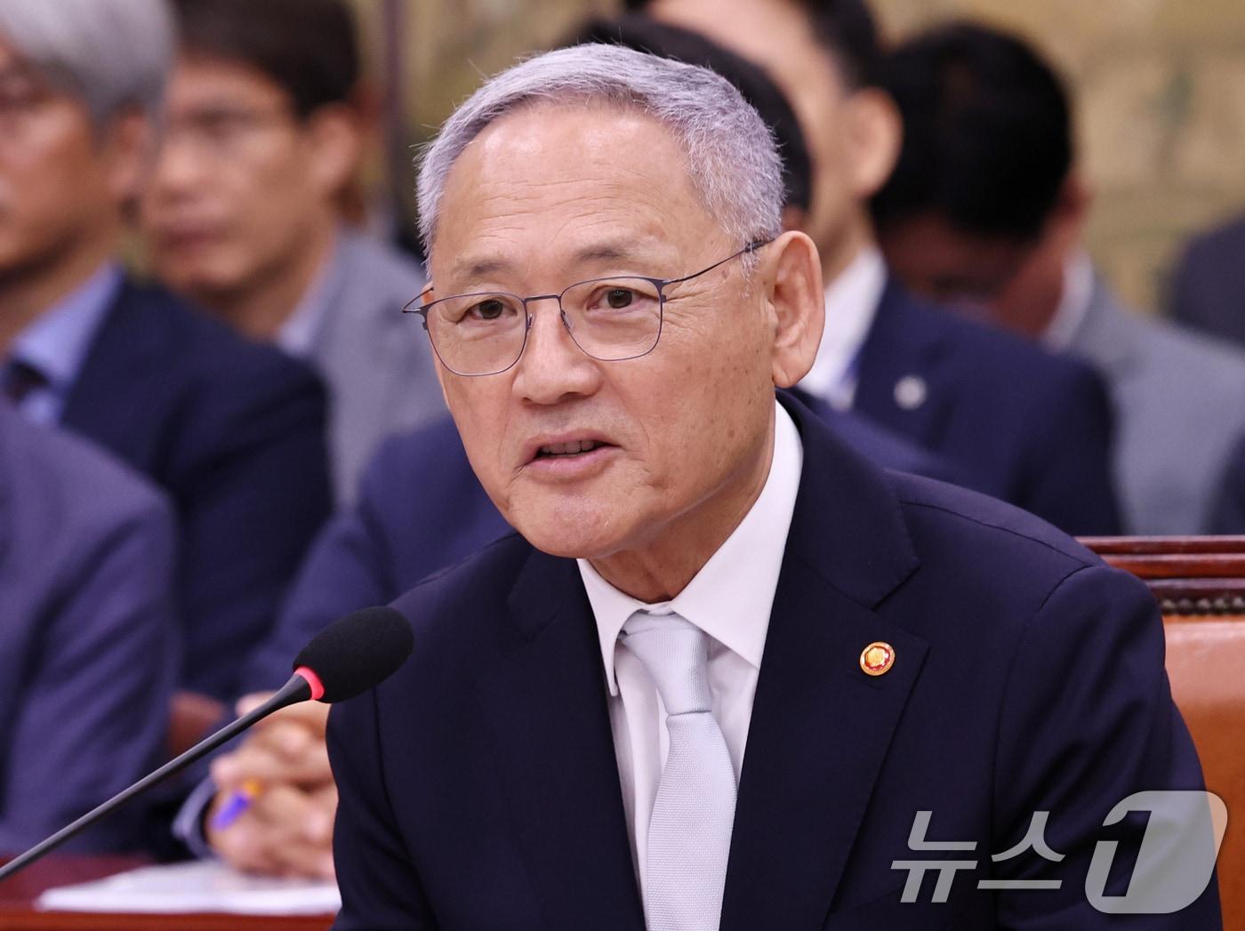 본문 이미지 - 유인촌 문화체육관광부 장관이 8일 오전 서울 여의도 국회에서 열린 문화체육관광위원회 전체회의에 출석해 질의에 답변하고 있다. 2024.7.8/뉴스1 ⓒ News1 구윤성 기자