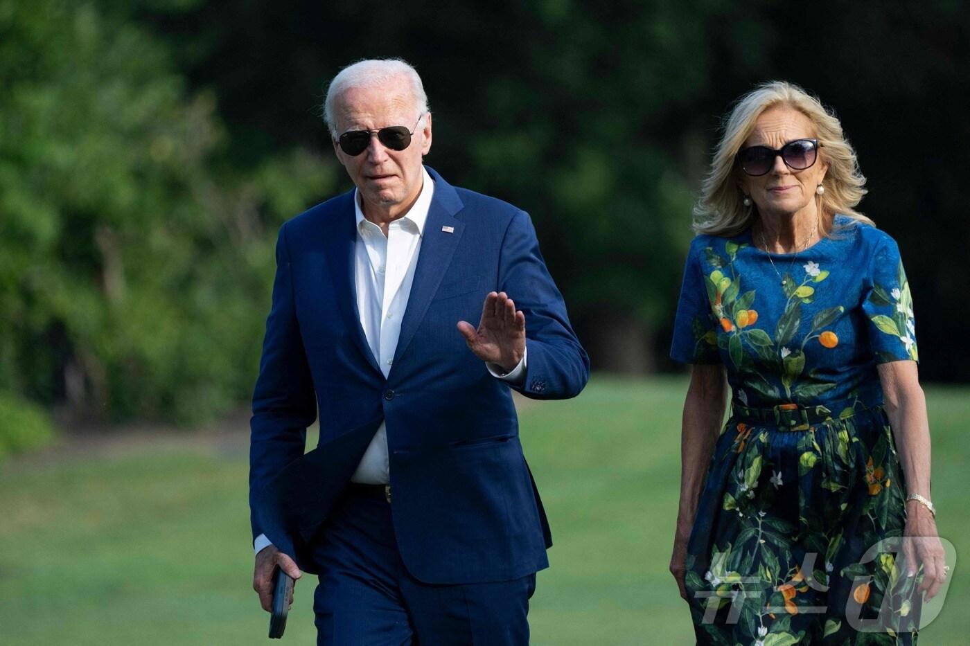 본문 이미지 - 조 바이든 미국 대통령과 부인 질 바이든 여사가 지난 7일 (현지시간) 펜실베이니아주 선거 집회에 참석한 뒤 워싱턴 백악관에 도착을 하고 있다. 2024.07.08 ⓒ AFP=뉴스1 ⓒ News1 우동명 기자