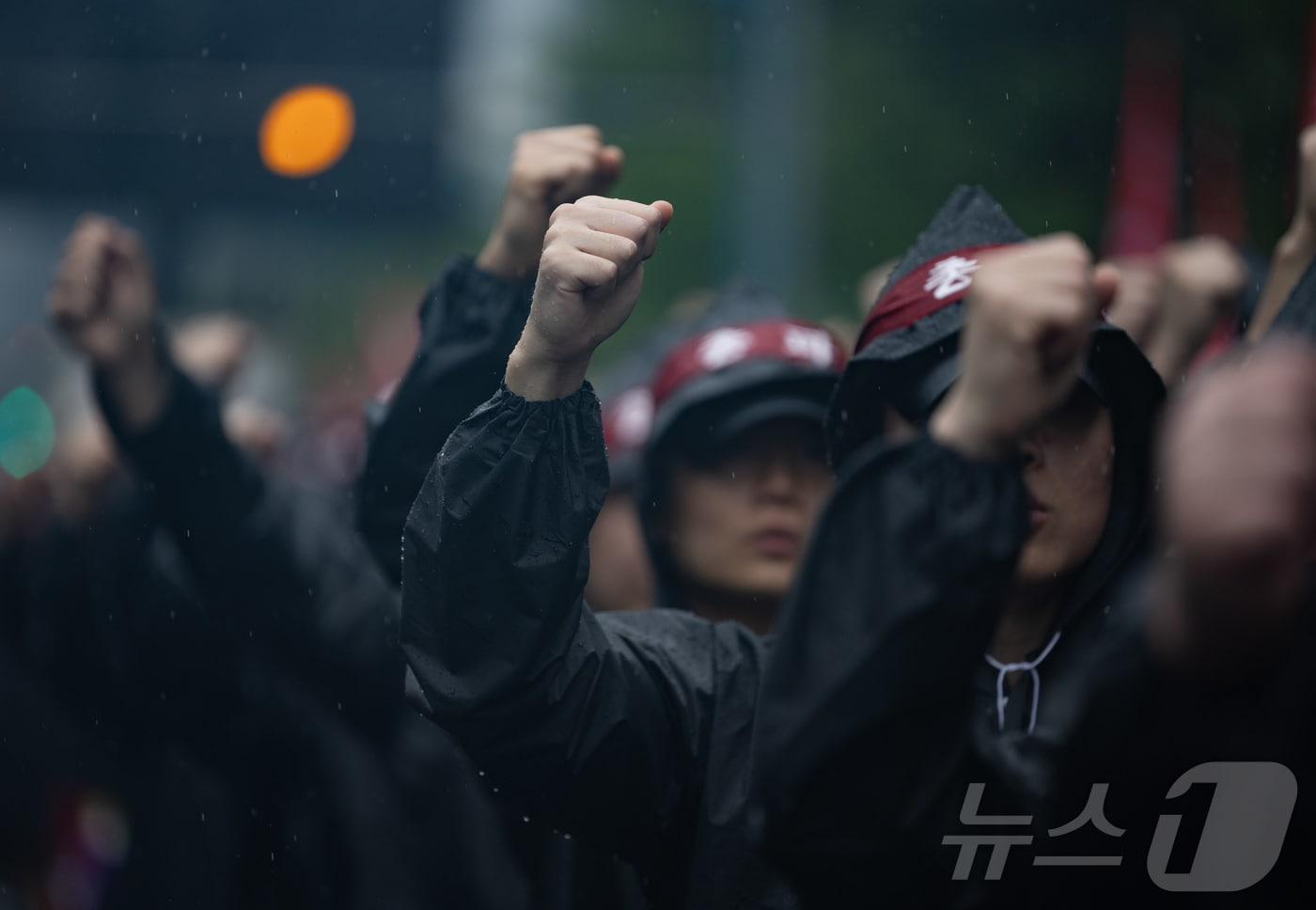 전국삼성전자노동조합 조합원들이 8일 오전 경기도 화성시 반월동 삼성전자 화성사업장에서 열린 총파업 결의대회에서 구호를 외치고 있다. 2024.7.8/뉴스1 ⓒ News1 이재명 기자