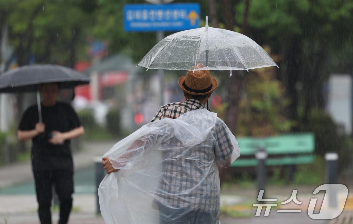 광주시 서구 한 도로에 시민들이 우산을 쓰며 걸어가고 있다. 뉴스1 ⓒ News1 김태성 기자