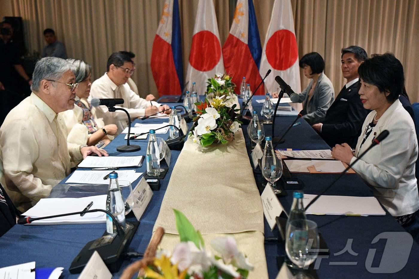 엔리케 마날로 필리핀 외무장관과 가미카와 요코 일본 외무상이 8일 필리핀 마닐라에서 양자 회담을 열고 대화하고 있다. 이날 두 나라는 외무·국방 2+2 회담을 열고 상호 병력 파견을 용이하게 하는 상호접근협정(RAA)에 서명했다. 2024.7.8 ⓒ AFP=뉴스1 ⓒ News1 강민경 기자