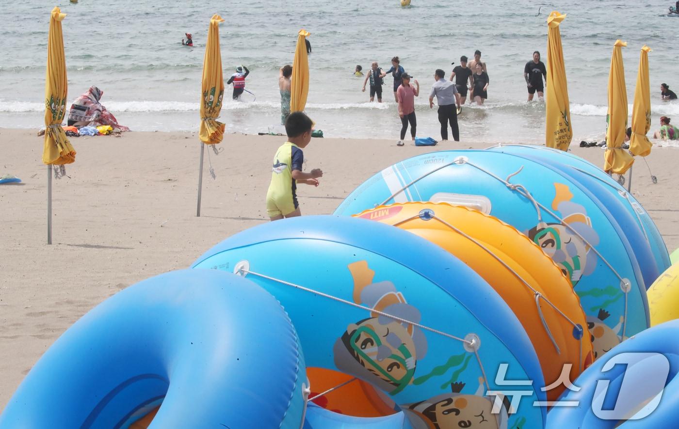 제주에 올해 첫 폭염경보가 내려진 8일 오후 제주시 이호테우해수욕장에서 피서객들이 물놀이를 즐기고 있다. 2024.7.8/뉴스1 ⓒ News1 오현지 기자