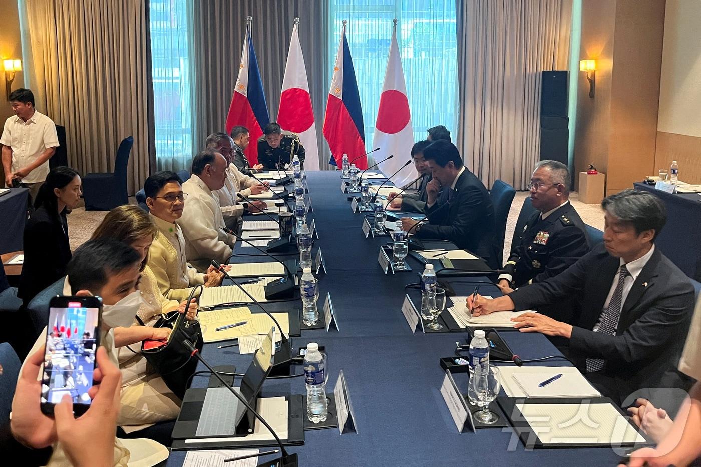 8일(현지시간) 필리핀 마닐라 타기그시의 한 호텔에서 기하라 미노루 일본 방위상이 길베르트 테오도로 필리핀 방위상과 양자회담을 하는 모습이다.2024.07.08/ ⓒ 로이터=뉴스1 ⓒ News1 이강 기자