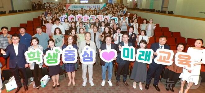 본문 이미지 - 서거석 전북교육감이 8일 익산지역 학부모들과 교육현안에 대해 소통하는 시간을 가졌다.(전북교육청 제공)/뉴스1