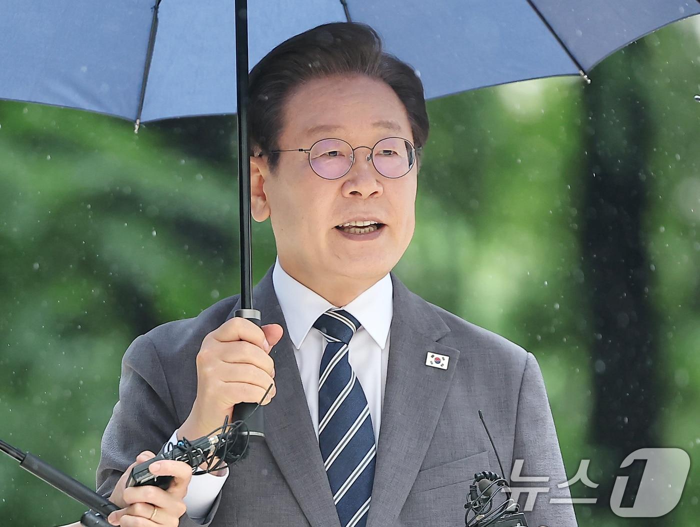 본문 이미지 - 이재명 더불어민주당 전 대표가 8일 오후 서울 서초구 서울중앙지방법원에서 열린 위증교사 관련 공판에 출석해 취재진 질문에 답변하고 있다. 2024.7.8/뉴스1 ⓒ News1 김진환 기자