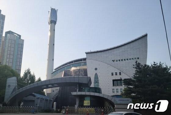 본문 이미지 - 고양시가 사용연한이 다가오고 있는 일산 백석동 소각장을 대체할 새로운 소각장 건립을 추진 중이지만 후보지 인근 주민들의 반발로 난항이 예상되고 있다. 사진은 백석동 쓰레기 소각장. /박대준 기자