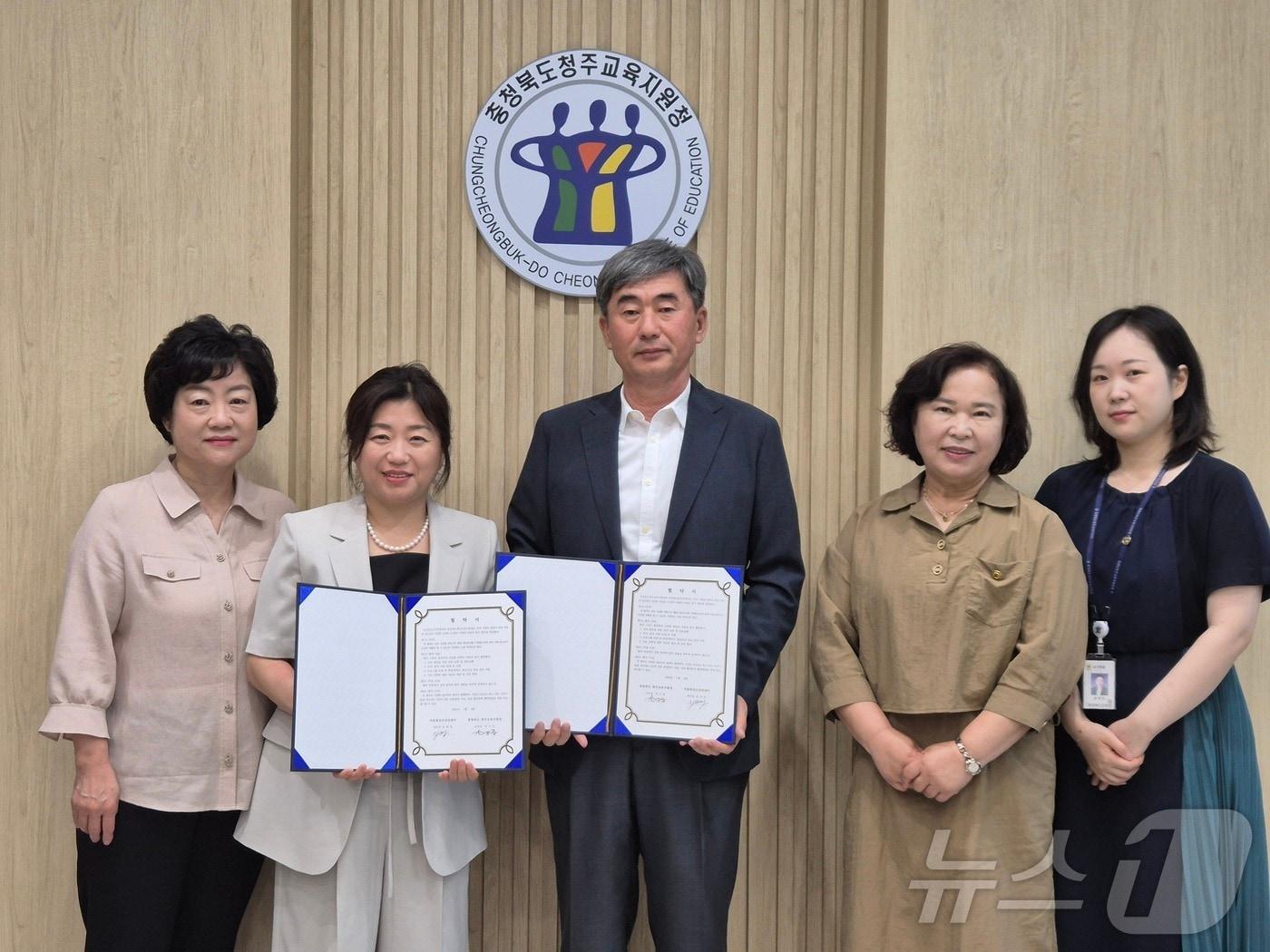 본문 이미지 - 충북 청주교육지원청이 8일 교육장 집무실에서 마음쉼 심리상담센터(센터장 윤애영)와 업무협약을 맺고 있다.(청주교육지원청 제공)/뉴스1