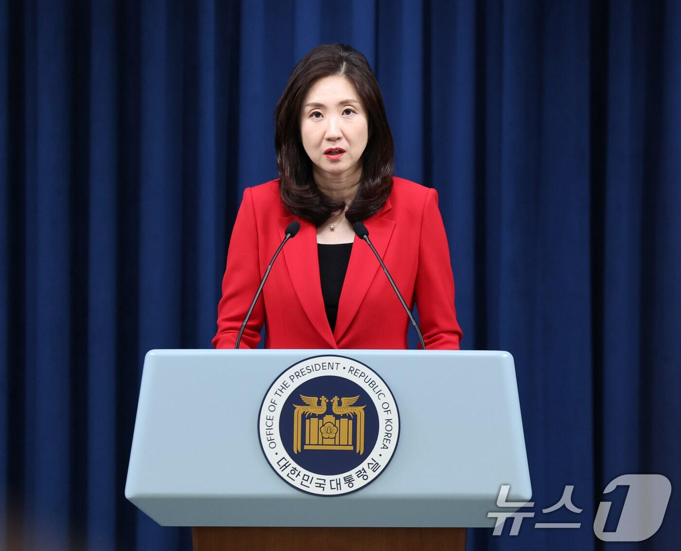본문 이미지 - 김수경 대통령실 대변인이 8일 서울 용산 대통령실 청사에서 대통령수석비서관회의 관련 브리핑을 하고 있다. 2024.7.8/뉴스1 ⓒ News1 송원영 기자