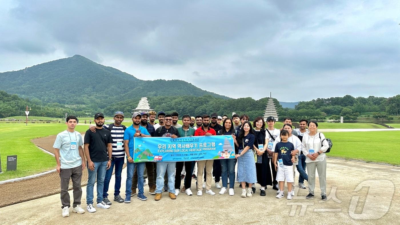 본문 이미지 - 지난 7일 전북 거주 외국인근로자 30여명이 익산 미륵사지에서 '전북 역사 배우기' 프로그램을 경험하고 기념 촬영을 하고 있다.2024.7.8.(전북국제협력진흥원 전북외국인근로자지원센터 제공)/뉴스1 