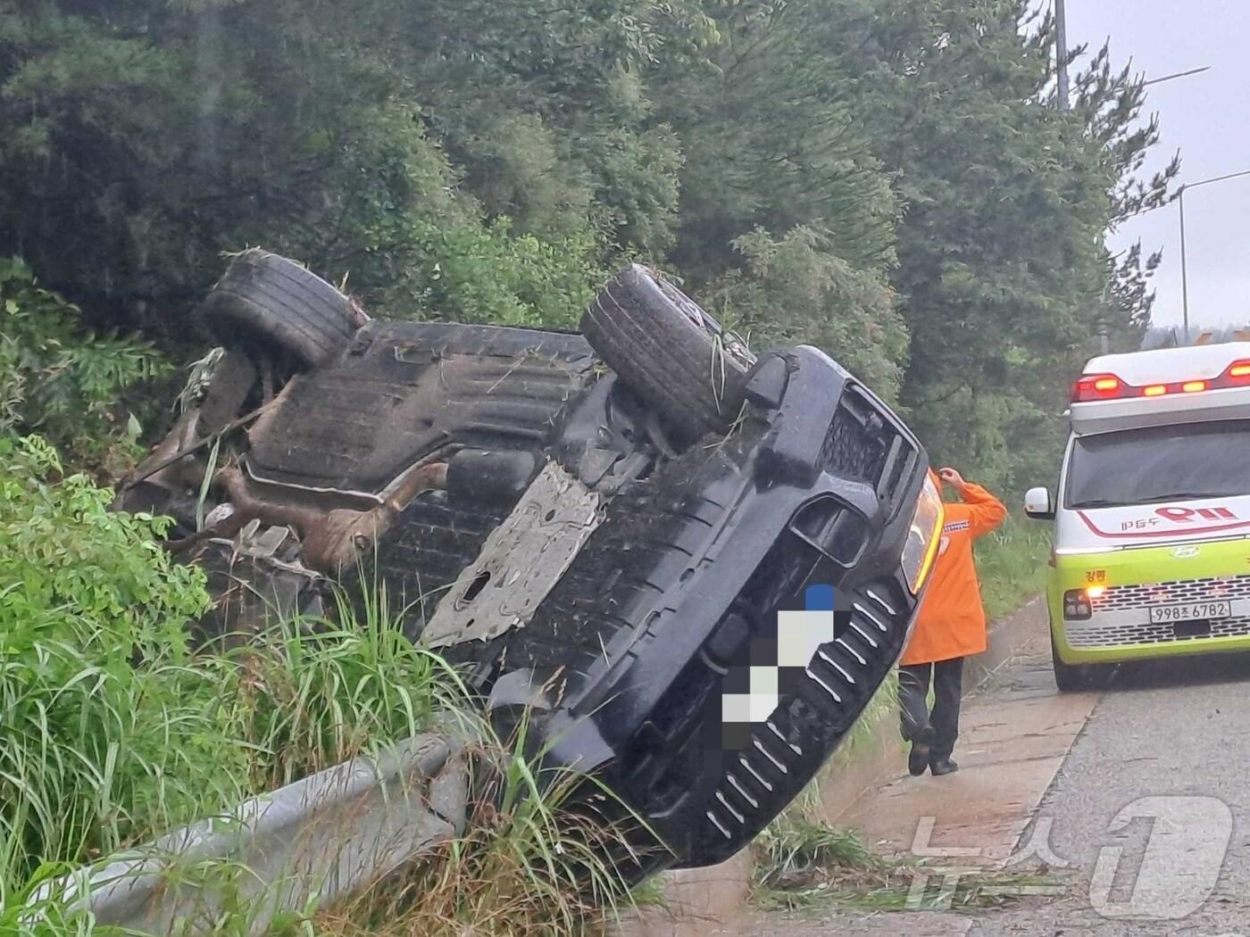 본문 이미지 -  강원 강릉 사천면 석교리 교통사고 현장.(강원도소방본부 제공) 
