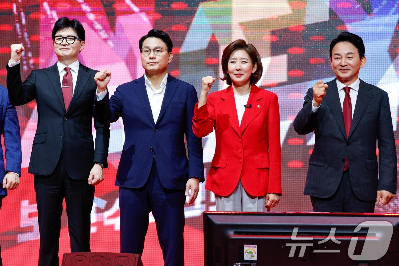 본문 이미지 - 한동훈(왼쪽부터), 윤상현, 나경원, 원희룡 국민의힘 당대표 후보가 8일 광주 서구 김대중컨벤션센터에서 열린 국민의힘 제4차 전당대회 광주‧전북‧전남‧제주 합동연설회에 참석해 정견 발표를 마친 뒤 기념 촬영하고 있다. 2024.7.8/뉴스1 ⓒ News1 안은나 기자