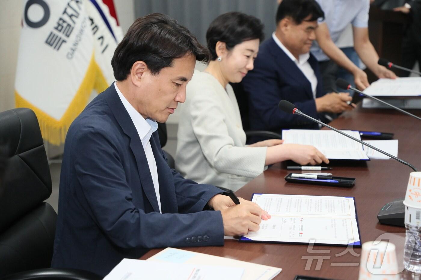 본문 이미지 - 8일 강원도청 강릉 제2청사 대회의실에서 열린 망상 1지구 개발사업시행자 지정을 위한 사업 이행 협약식.(강원도 제공)2024.7.8/뉴스1