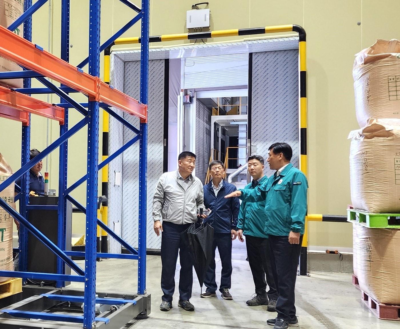 본문 이미지 - 황종연(오른쪽 첫 번째) 충북농협 총괄본부장이 8일 괴산 불정농협 농업시설물을 점검하고 있다.