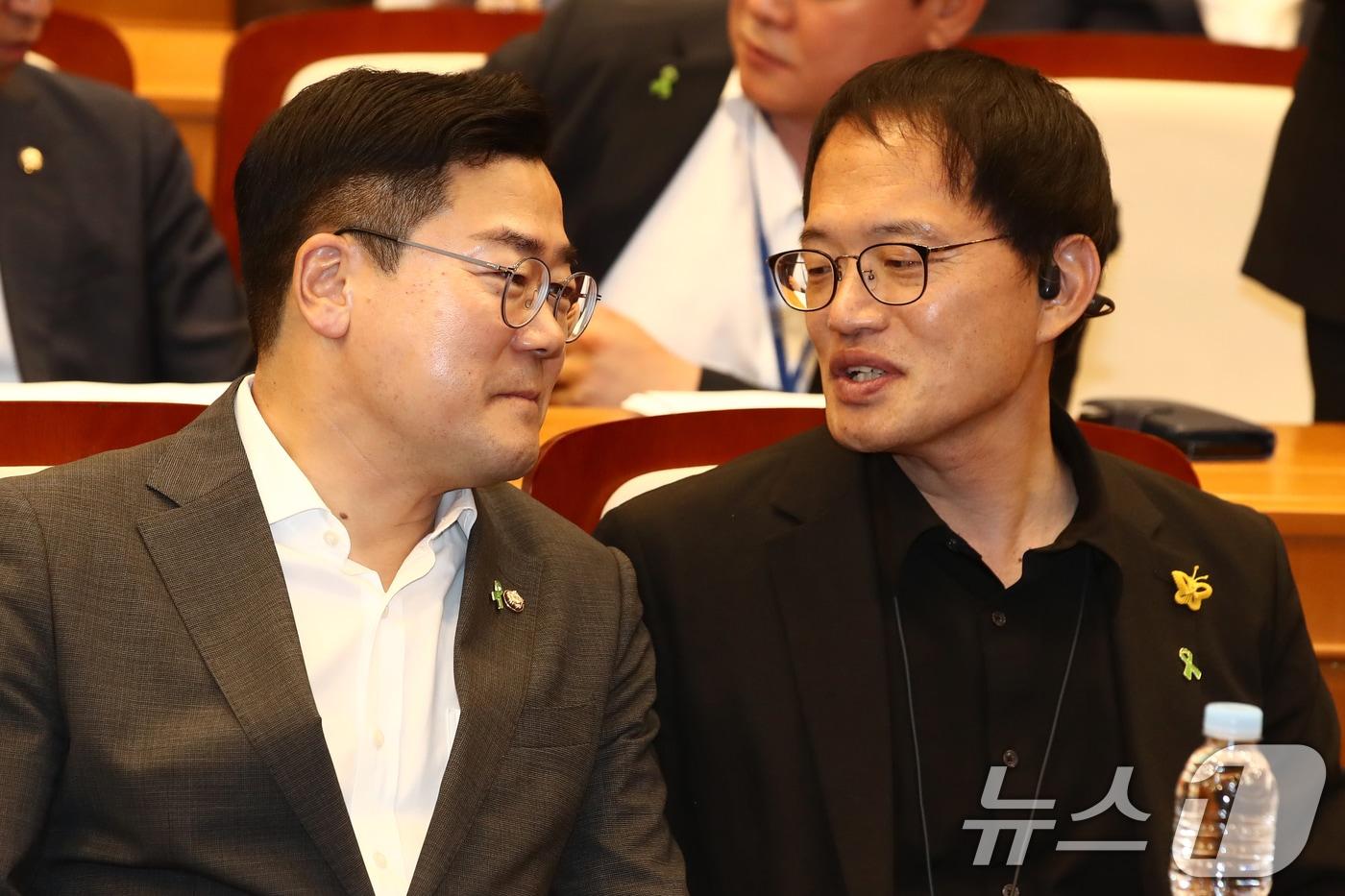 본문 이미지 - 박찬대 더불어민주당 의원과 박주민 더불어민주당 의원 2024.7.8 ⓒ 뉴스1 이광호 기자