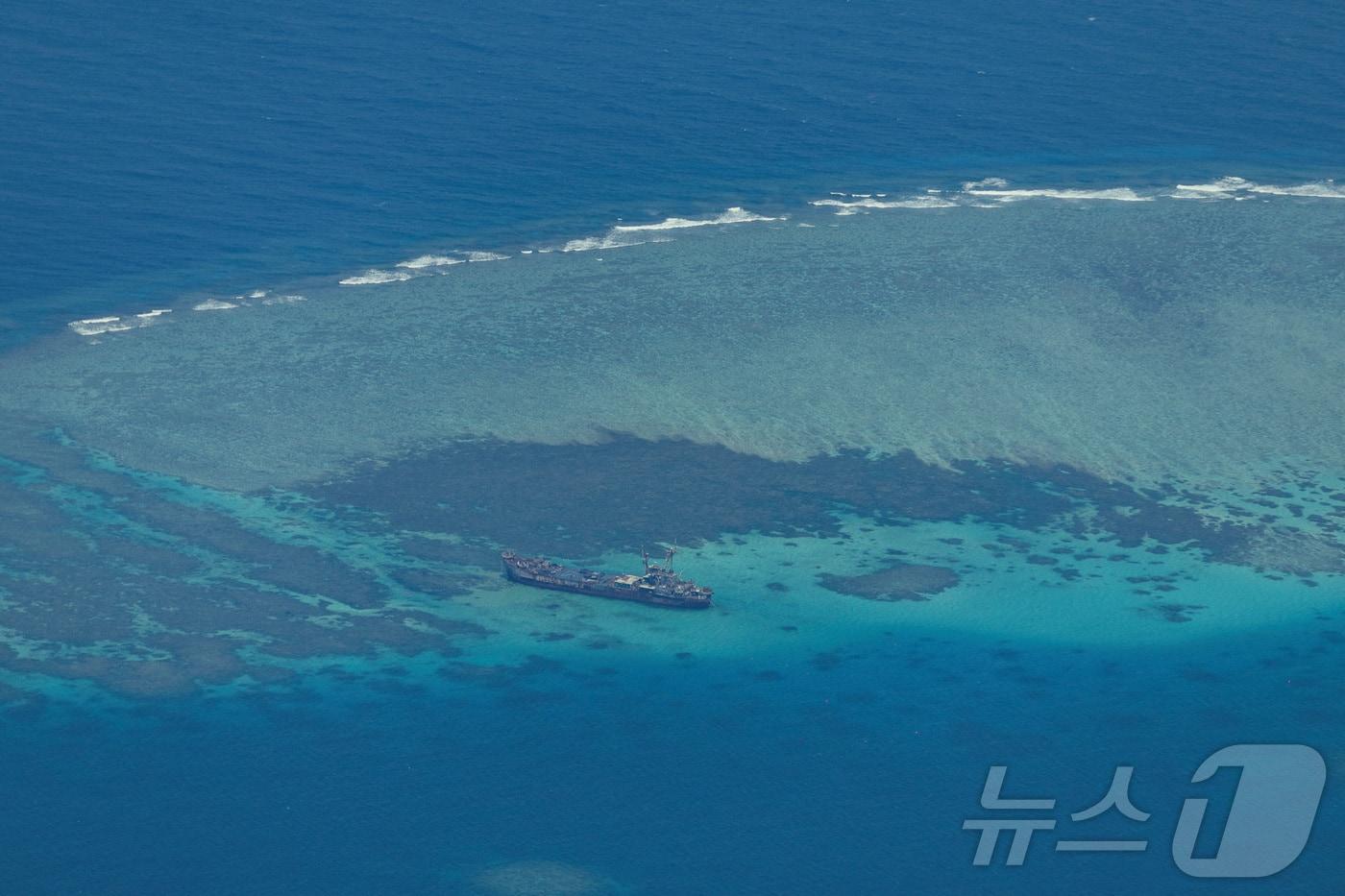 본문 이미지 - 남중국해 스트래틀리 제도(중국명 난사군도) 내 산호초인 런아이자오(필리핀 명 아융인 영어명 세컨드 토마스). 2023.03.09 ⓒ 로이터=뉴스1
