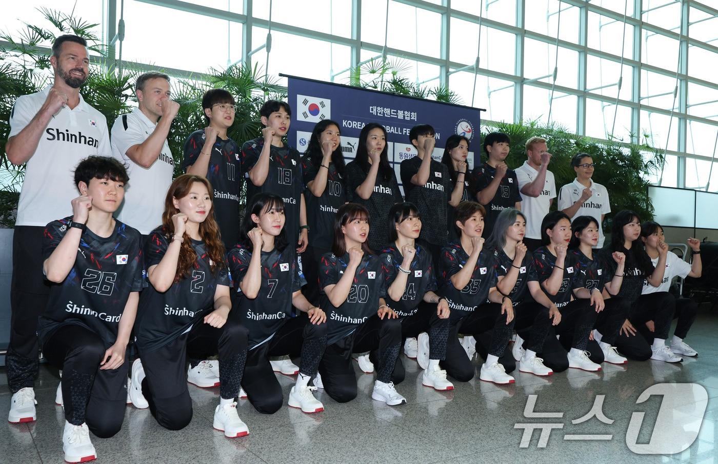본문 이미지 - 2024 파리 올림픽에 출전하는 여자핸드볼 국가대표팀이 8일 오후 인천국제공항 1터미널을 통해 출국하며 기념 촬영을 하고 있다. 2024.7.8/뉴스1 ⓒ News1 신웅수 기자