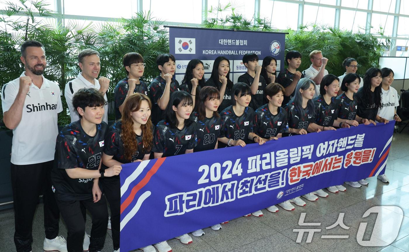 본문 이미지 - 2024 파리 올림픽에 출전하는 여자핸드볼 국가대표팀이 8일 오후 인천국제공항 1터미널을 통해 출국하며 기념 촬영을 하고 있다. 구기 종목으로는 우리나라에서 유일하게 파리 올림픽에 진출한 여자핸드볼 대표팀은 유럽에서 전지 훈련을 진행한 뒤 파리에 입성할 예정이다. 2024.7.8/뉴스1 ⓒ News1 신웅수 기자