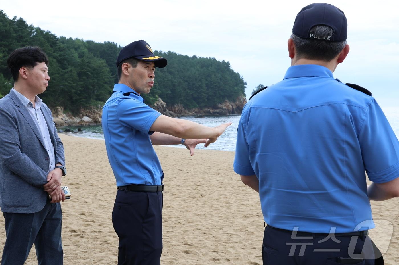 본문 이미지 - 김환경 동해해경서장이 비지정 해변 등 관할 취약지를 점검하고 있다. (동해해경 제공) 2024.7.8/뉴스1