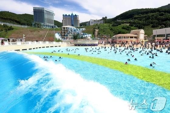 본문 이미지 - 강원랜드 하이원워터월드 야외 파도풀. (뉴스1 DB)
