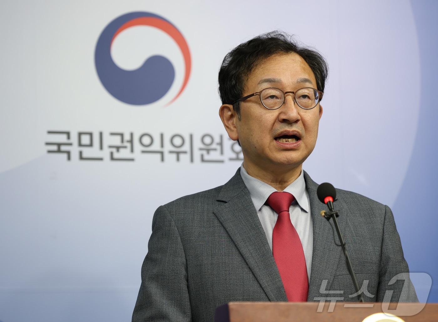 본문 이미지 - 정승윤 국민권익위원회 부위원장이 8일 저녁 세종시 정부세종청사에서 주요 신고사건 전원위원회 회의 의결 결과 브리핑을 하고 있다. 국민권익위는 류희림 방송통신심의위원장의 민원 사주 의혹 신고 사건 3건에 대해 각각 송부, 이첩, 종결 처리하고, 지난달 10일 김건희 여사 명품백 수수 신고 사건을 종결 처리한 의결서에 소수 의견도 담아달라는 안을 두고 회의록에 남기는 방식으로 최종 의결서를 확정했다고 밝혔다.&#40;국민권익위원회 제공&#41; 2024.7.8/뉴스1 ⓒ News1 김기남 기자