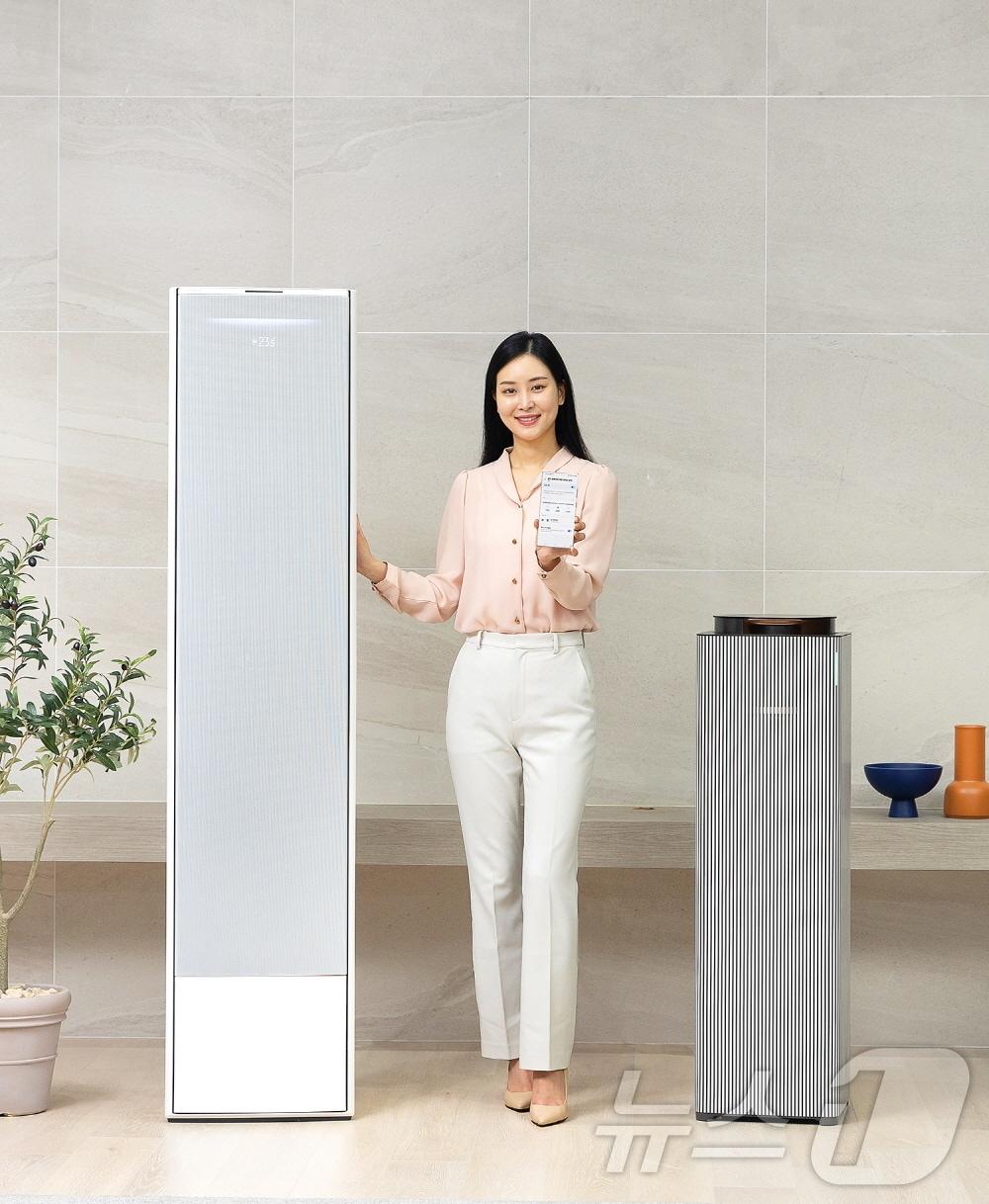 본문 이미지 - 삼성전자 모델이 스마트싱스 '스마트 포워드' 업데이트를 통해 새로 추가된 공기청정기 부스터 기능을 소개하고 있다.(삼성전자 제공)