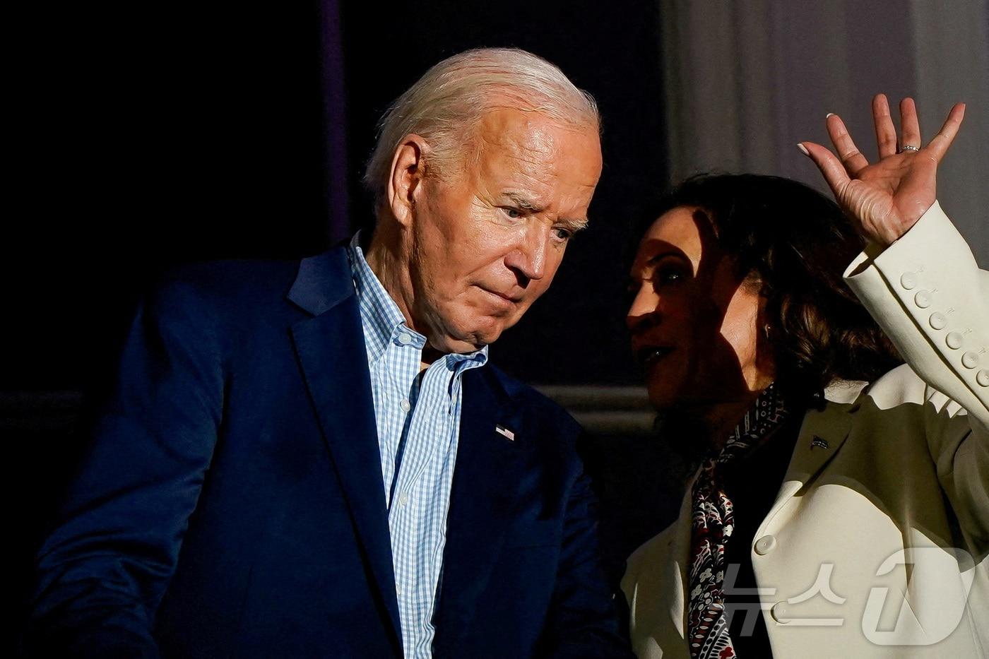 본문 이미지 - 4일(현지시간) 미국 워싱턴DC에서 열린 독립기념일 기념행사에서 카멀라 해리스 미국 부통령이 조 바이든 대통령과 백악관 발코니에서 이야기를 나누고 있다.2024.07.09/ ⓒ 로이터=뉴스1 ⓒ News1 이강 기자